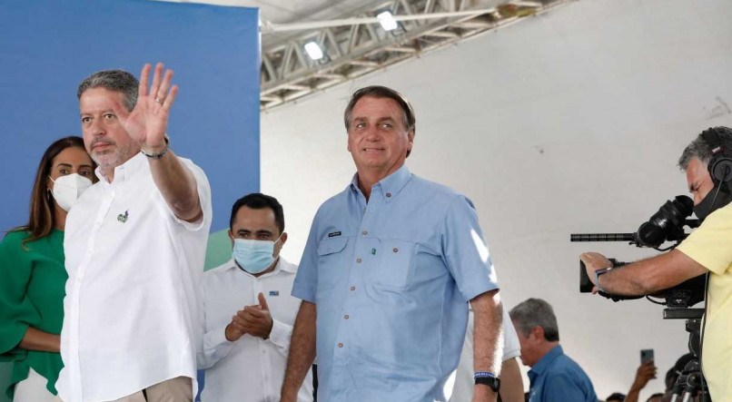 Lira e Bolsonaro em cerim&ocirc;nia de entrega de residencial 