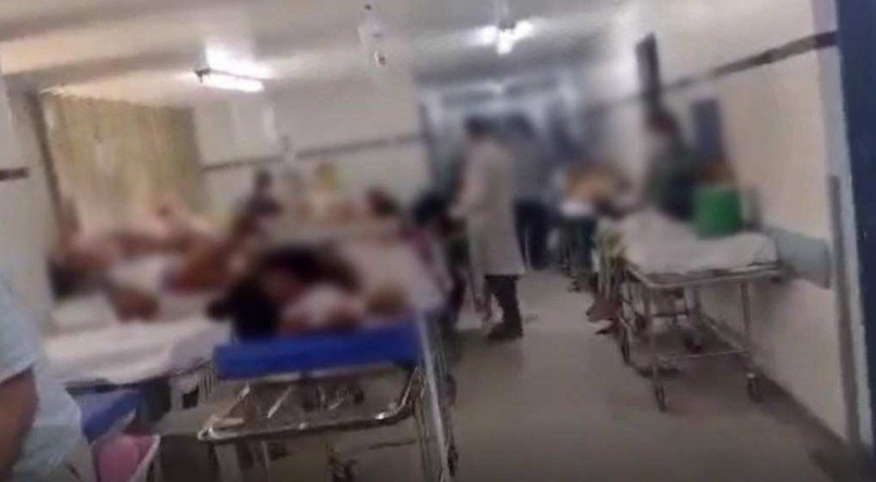 CENÁRIO CAÓTICO No Hospital Otávio de Freiras, no bairro de Tejipió, pacientes graves ficam em corredores recebendo atendimento médico