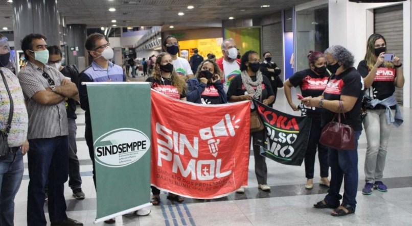 Sindicalistas foram protestar contra parlamentares no Aeroporto dos Guararapes