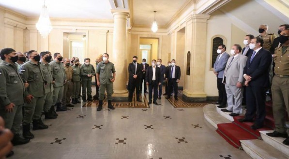 O governador Paulo C&acirc;mara recebeu policiais militares no Pal&aacute;cio do Campo das Princesas