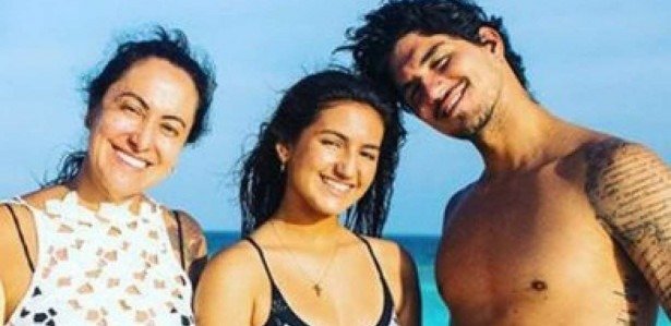 Mãe de Gabriel Medina fica com 90% do dinheiro que a filha ganha. Entenda