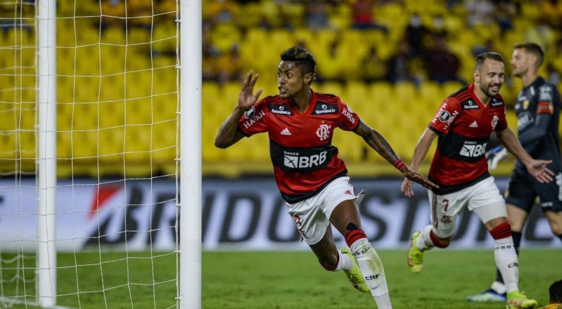 ARTILHEIRO Bruno Henrique fez os dois gols da vit&oacute;ria do Flamengo sobre o Barcelona de Guayaquil