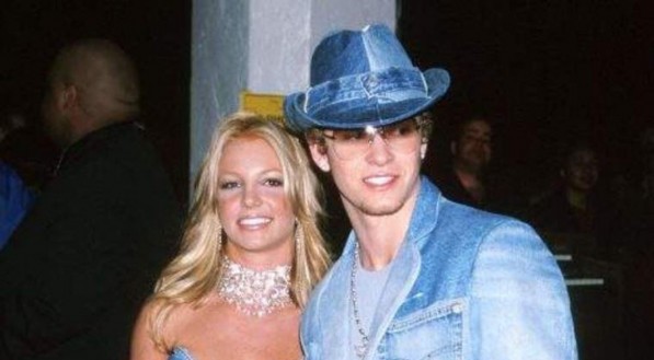 Britney Spears e Justin Timberlake no American Music Awards de 2001