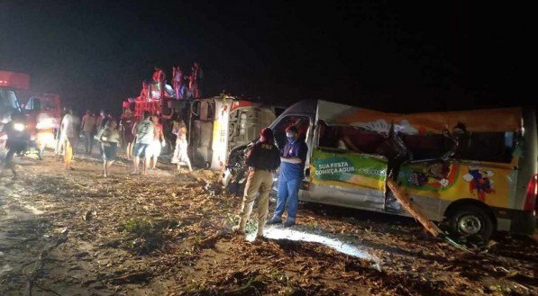 Acidente envolvendo caminhão, ônibus e van deixa 12 mortos e 17 feridos na Bahia