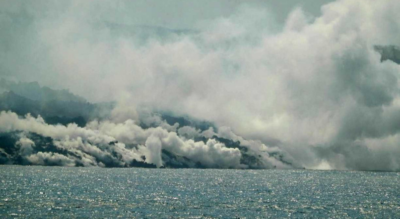 Cascata de lava continua a desaguar no Oceano Atl&acirc;ntico