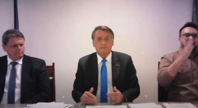 Na live, Bolsonaro tamb&eacute;m voltou a atacar o chamado &quot;passaporte da vacina&quot;