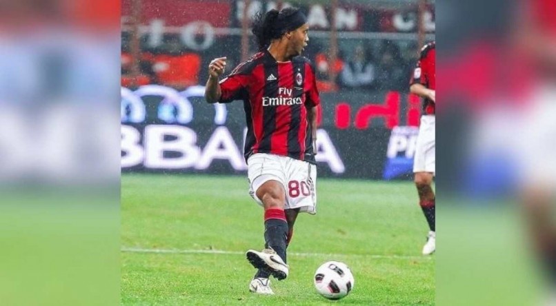 Ronaldinho Ga&uacute;cho estreou pelo Milan em setembro de 2008.