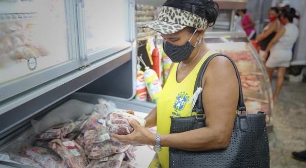 ALIMENTAÇÃO Um a cada dois entrevistados brasileiros afirmou comprar menos peixe ou carne na feira