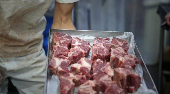 A al&iacute;quota m&eacute;dia do novo tributo, nos c&aacute;lculos da Fazenda, est&aacute; em 26,5%, mas poderia chegar a 27,1% apenas com a inclus&atilde;o das carnes na cesta b&aacute;sica zero