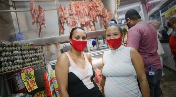 QUILO Carla Lu&iacute;sa e Karol Souza (foto) cortaram as compras pela metade