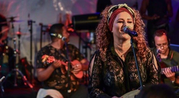 Cantora Gerlane Lops apresenta seu 'Samba da Gê' no bairro do Espinheiro