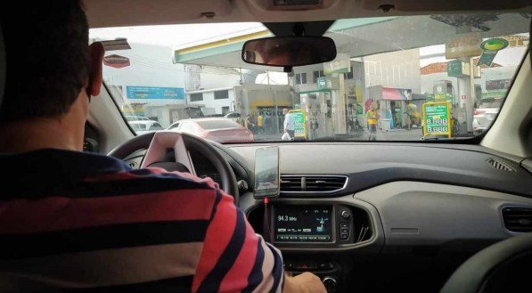 Combustível pesa e leva inflação de outubro no Brasil ao maior nível desde 2002