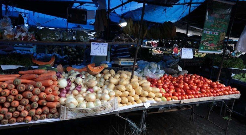 Feira de frutas, verduras e legumes.
