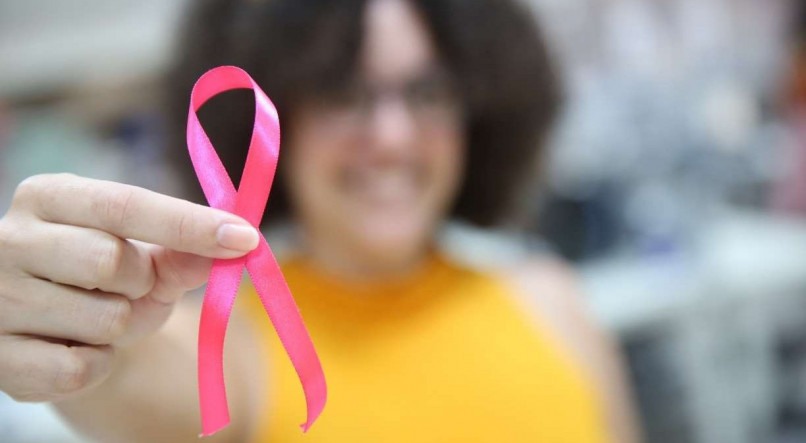 Outubro rosa é o mês para reforçar o alerta de se prevenir do câncer de mama.