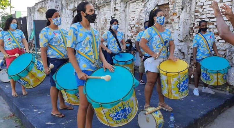 Bloco Samba Soul Delas, um grupo percussivo feminino, de Olinda