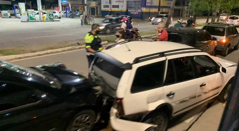 Acidente envolveu quatro ve&iacute;culos