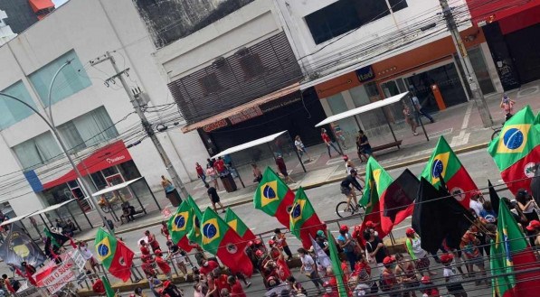 No Recife, em protesto, bandeiras do Brasil coladas ao MST