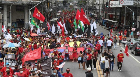 Protesto contra o Governo Bolsonaro re&uacute;ne milhares de manifestantes, no Centro do Recife-PE.