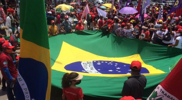 Protesto contra o presidente Bolsonaro neste sábado (2), no Recife