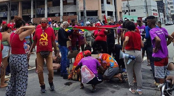 SOCORRO V&iacute;tima de 28 anos recebeu ajuda de manifestantes ap&oacute;s ser atingida por carro na &aacute;rea central