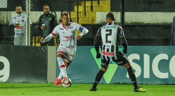 ATACANTE Vinicius fez o primeiro gol do N&aacute;utico na vit&oacute;ria sobre o Oper&aacute;rio-PR, fora de casa
