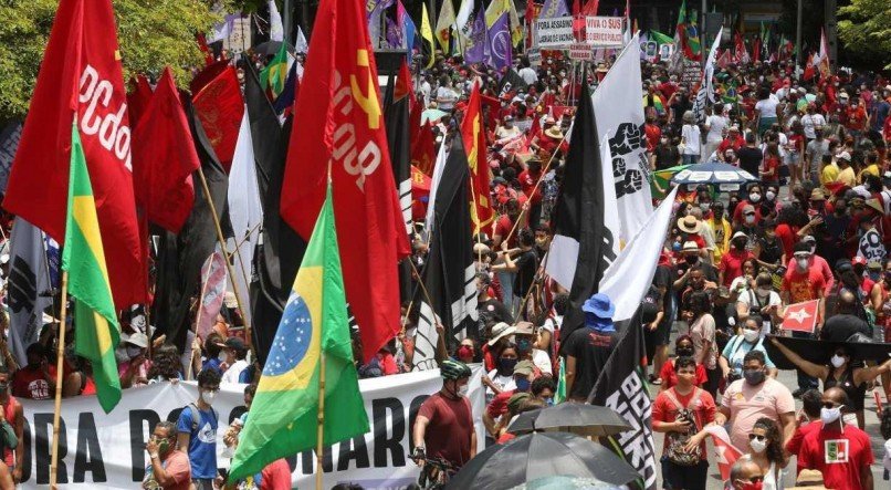 Protesto contra o Governo Bolsonaro re&uacute;ne milhares de manifestantes, no Centro do Recife-PE.