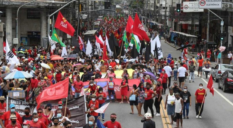 Protesto contra o Governo Bolsonaro re&uacute;ne milhares de manifestantes, no Centro do Recife-PE.