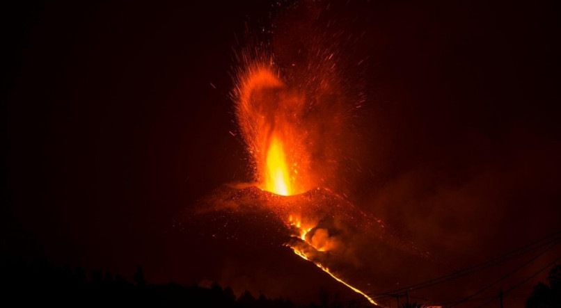 A erup&ccedil;&atilde;o estava enviando g&aacute;s e cinzas a at&eacute; 6 mil metros no ar, disseram as autoridades