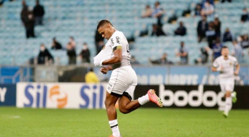 Mikael &eacute; o artilheiro do Le&atilde;o na temporada com nove gols