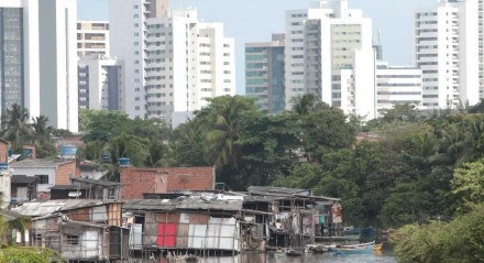 Palafitas  no Pina em Recife, moradores esperam por habitacional que esta sendo construído no bairro.