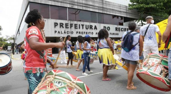 Ato foi realizado na manh&atilde; desta ter&ccedil;a-feira (5) em frente &agrave; sede da Prefeitura do Recife, no Cais do Apolo, Centro da cidade