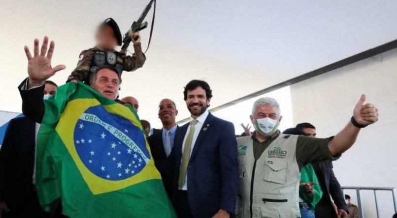 A imagem ocorreu durante a inaugura&ccedil;&atilde;o de um centro de vacina&ccedil;&atilde;o em Belo Horizonte