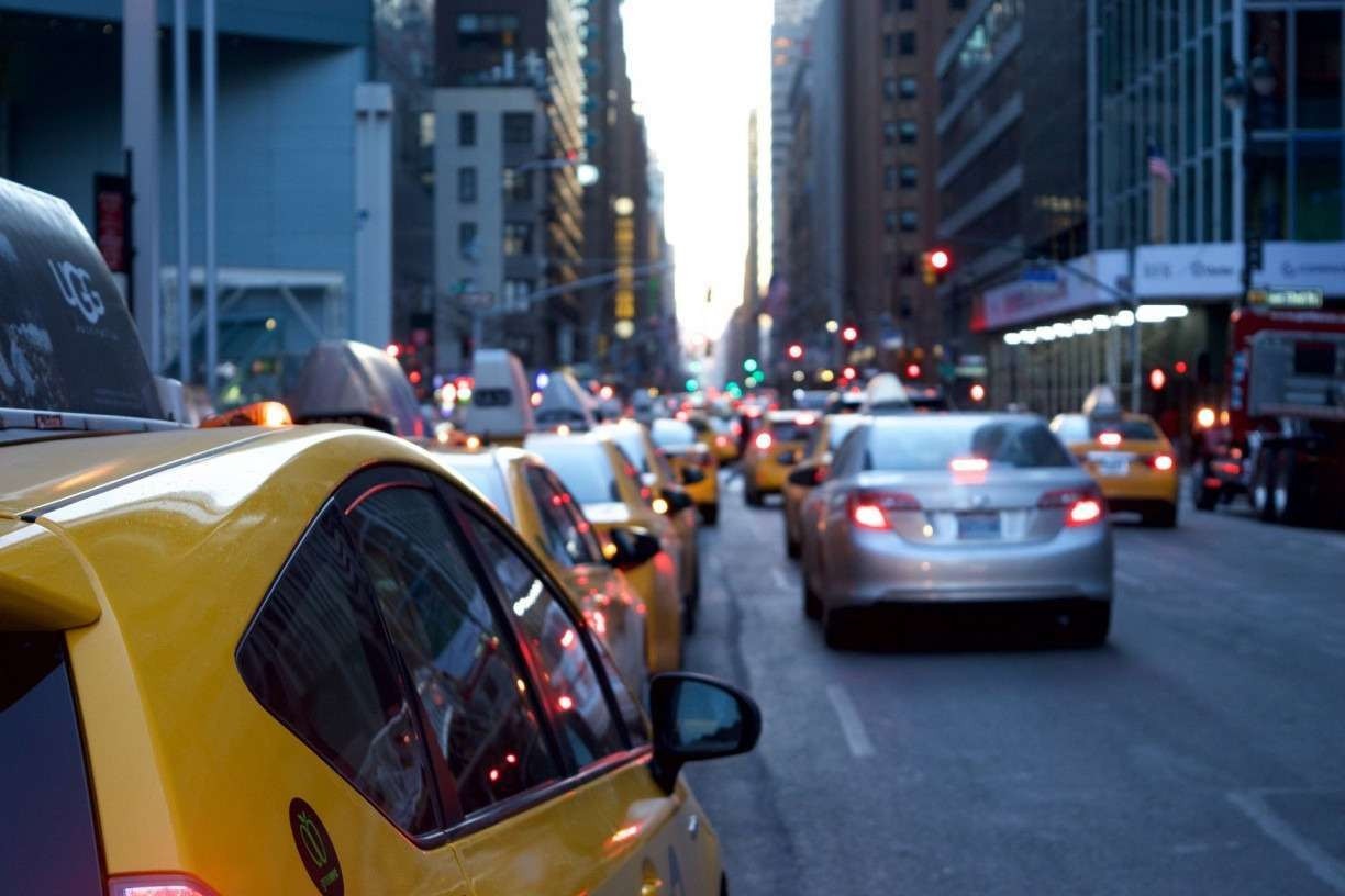 Táxi já vale mais a pena que Uber em diversos lugares; falta de motoristas é dramática