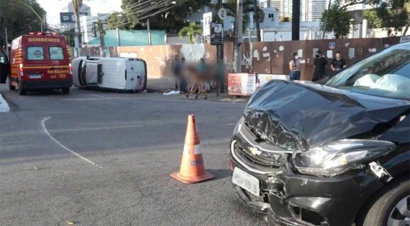 Acidente aconteceu na pista local da Avenida Agamenon Magalh&atilde;es, no cruzamento com a Rua Henrique Dias