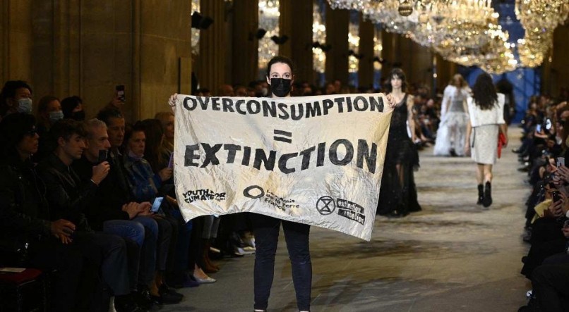 Ativistas ambientais invadem desfile na Semana de Moda em Paris