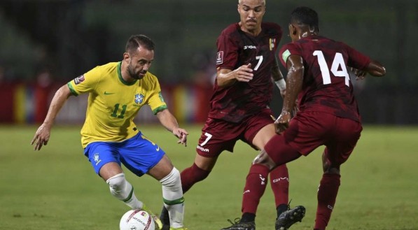 MEIA Everton Ribeiro foi bem marcado pelos venezuelanos e acabou sendo substitu&iacute;do por Rafinha na segunda etapa no duelo em Caracas 
