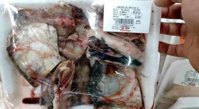 Imagem de bandeja com restos de peixe sendo vendidos a R$2 viraliza nas redes sociais
