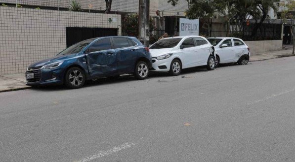Acidente envolvendo quatro carros na Rua Ant&ocirc;nio Falc&atilde;o, no bairro de Boa Viagem