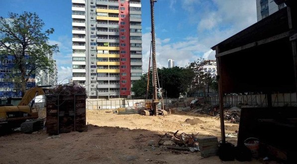 O terreno que abrigou o ic&ocirc;nico Recife Hotel ser&aacute; transformado em duas torre da Construtora Moura Dubeux vendido em apenas uma semana a pre&ccedil;os acima de R$ 1,6 milh&otilde;es  