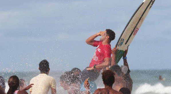 Cau&atilde; Nunes comemorando sua vit&oacute;ria na Profissional