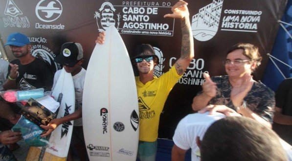 Deivisson Santos recebendo sua premiação da categoria Local ALEXANDRE GONDIM/@BLOGDOSURFE