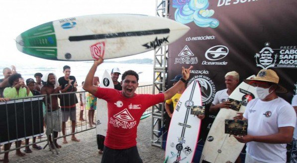 Cauã Nunes recebendo sua premiação do prefeito Keko do Armazém Alexandre_Gondim