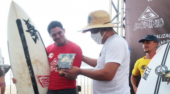 Cauã Nunes recebendo sua premiação do prefeito Keko do Armazém Alexandre_Gondim