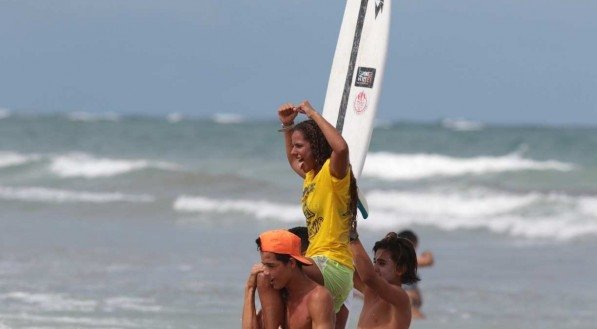 Nicole Santos comemorando a vit&oacute;ria no Feminino Pro