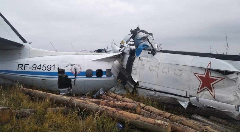 O avião, fabricado na República Tcheca e modelo L-410, caiu às 09h23 (03h23 de Brasília) perto da cidade de Menzelinsk, na República do Tartaristão (Volga), com 22 pessoas a bordo