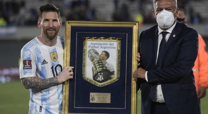 Messi foi homenageado pela AFA antes do jogo contra o Uruguai