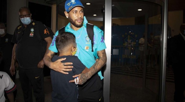 Neymar tira foto com f&atilde;s na chegada da sele&ccedil;&atilde;o brasileira em Manaus