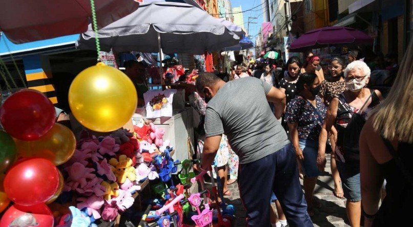 Movimentação do comércio na Rua Direita, no bairro de São José, no Recife