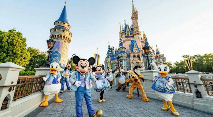 JUBILEU Pelos pr&oacute;ximos 18 meses, Mickey, Minnie e companhia estar&atilde;o vestidos com roupas de gala, em tons azuis e brancos, al&eacute;m de acess&oacute;rios dourados