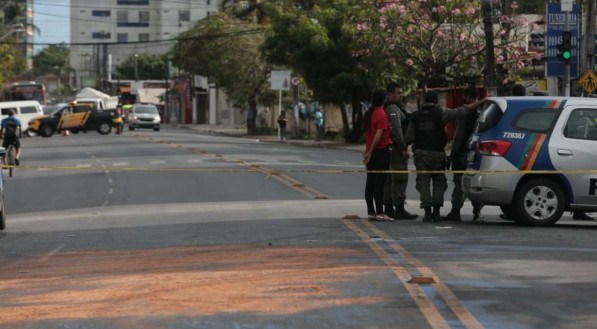 Acidente envolvendo um caminh&atilde;o e uma viatura de pol&iacute;cia na Av. Cl&aacute;udio Gueiros Leite no Janga em Paulista
